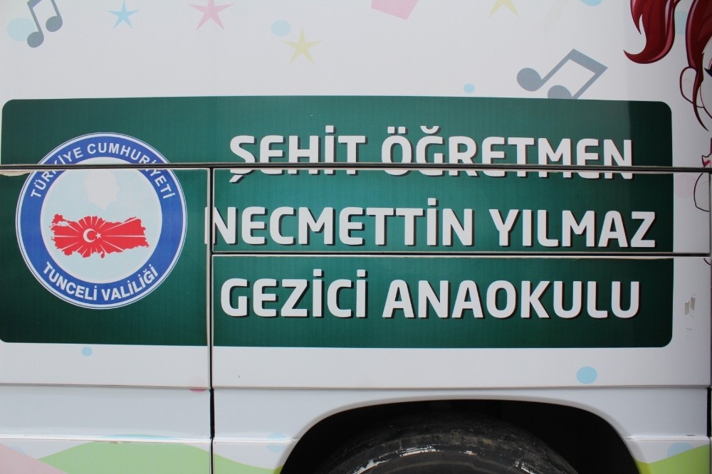 Şehit öğretmen adına yapılan gezici okul, depremzede çocuklar için görevde 
