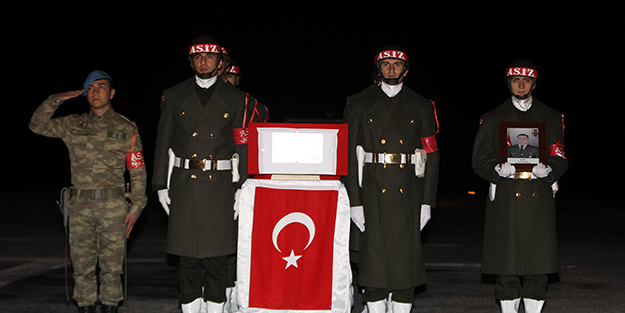 Şehit olan asker için Hakkari'de tören düzenlendi
