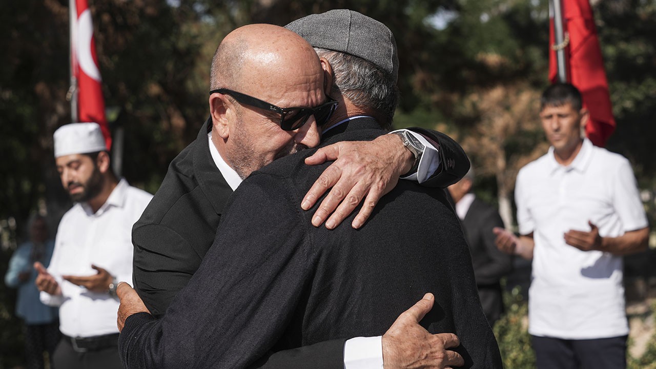 Şehit Ömer Halisdemir’in babası ve komutanı bir araya geldi