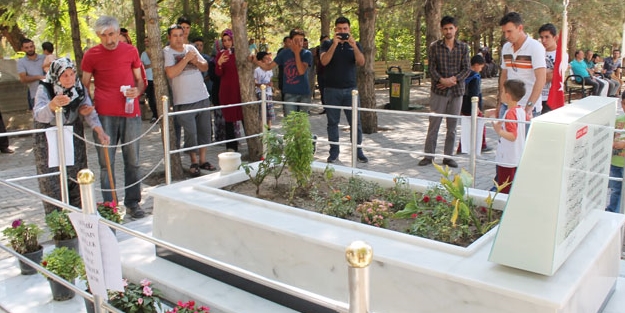 Şehit Ömer Halisdemir’in kabrine ziyaretçi akını