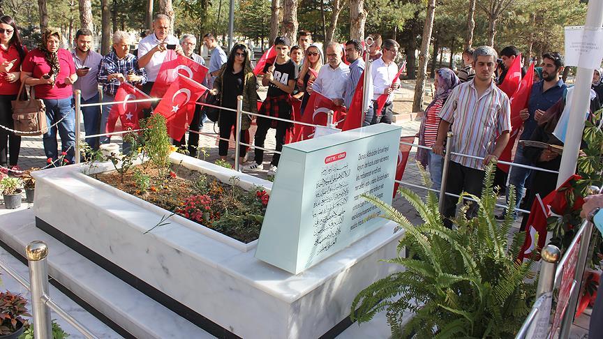  Şehit Ömer Halisdemir'in kabrine ziyaretçi akını