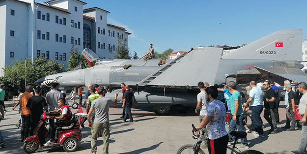 Şehidin anısına ilçeye savaş uçağı getirildi