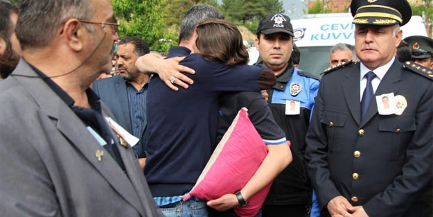 Şerife Özden Kalmış'ın cenazesinde yürek burkan detay