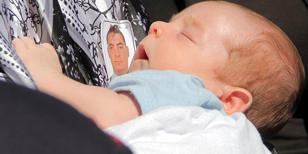 Hainler bu bebeği yetim bıraktı!