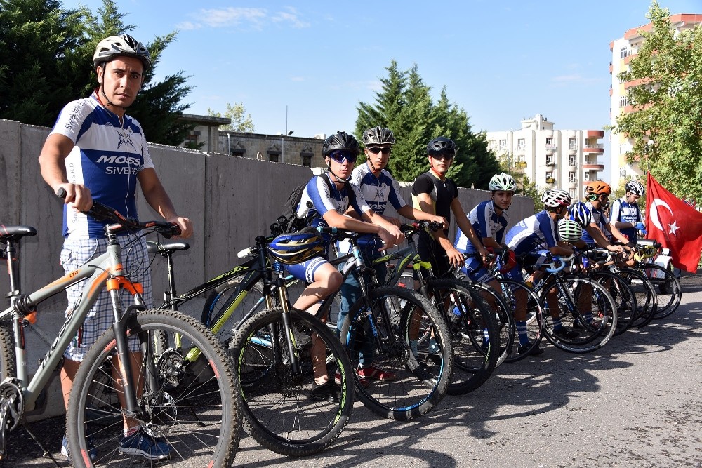 Şehit polisi anmak için 35 kilometre pedal çevirdiler 