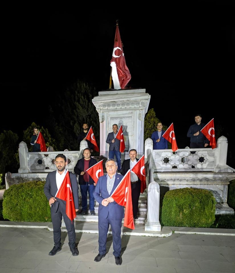 Şehit Sancaktar Mehmetçik Anıtı önünde İstiklal Marşı okudular 