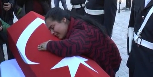 Şehit tabutuna sarılıp ağlamıştı...