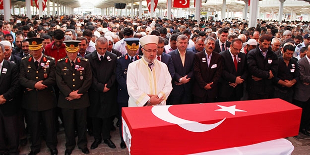 Camiye kadar tabuta sarıldılar