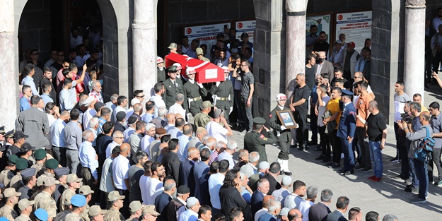 Şehit Uzman Çavuş Serttaş için Diyarbakır'da tören