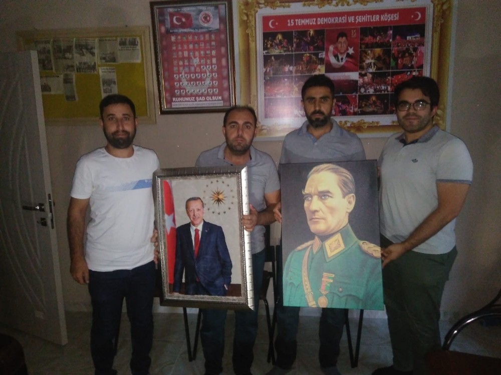 Şehit ve gazi derneğine Atatürk ve Erdoğan posteri hediye edildi 
