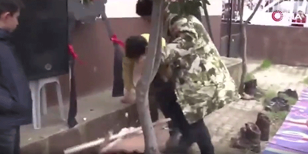 Şehit yakınları CHP'nin çelengini parçaladı