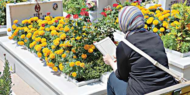 Şehit yakınları mezar başındaydı