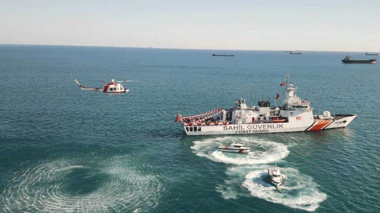 Şehit yakınları ve gaziler yerli gemideydi... Mavi Vatan'da müthiş gösteri