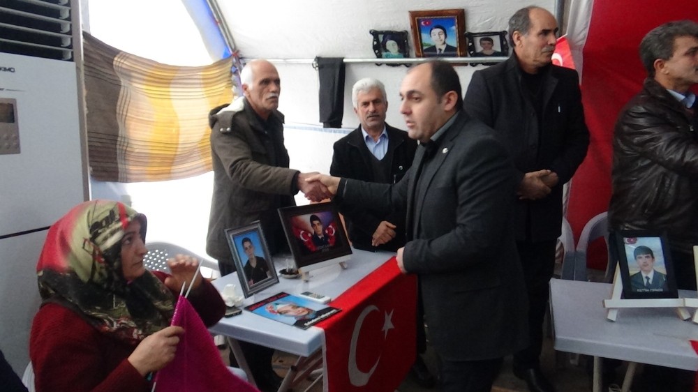 Şehit yakınları ve gazilerden evlat nöbetindeki ailelere ziyaret 