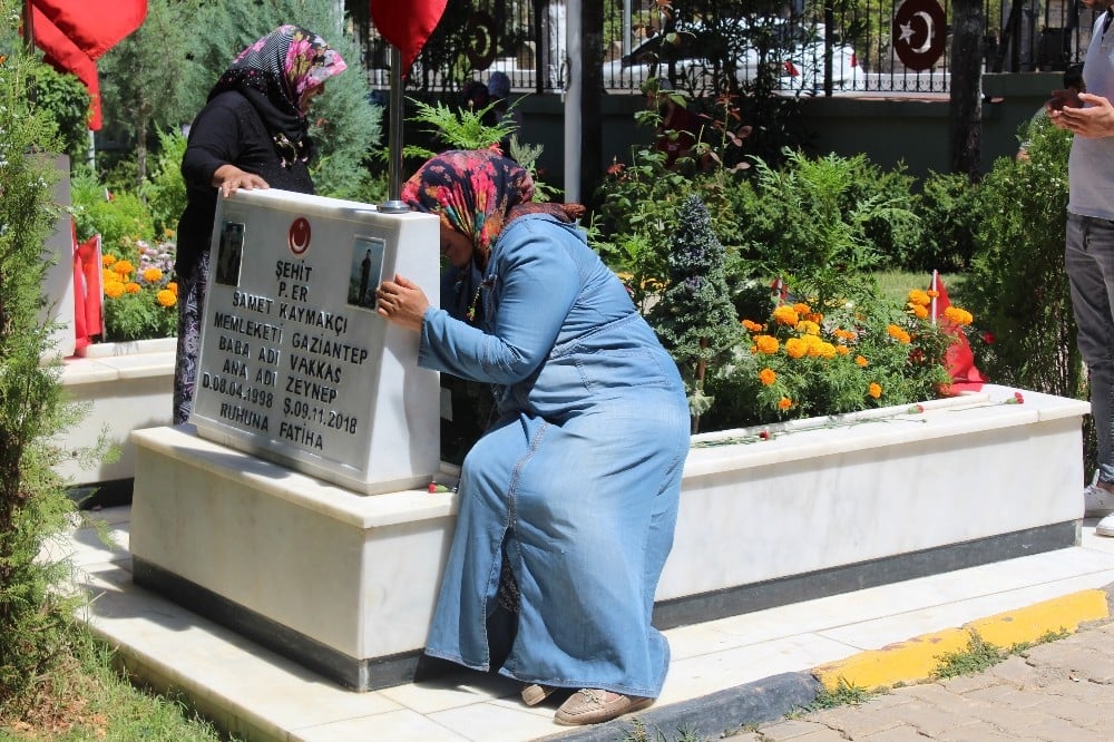 Şehit yakınları ve vatandaşlar arefe günü mezarlıklara akın etti 