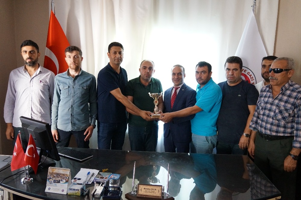 Şehit yakınlarından İHA ve TGRT Haber çalışanlarına tarafsızlık ödülü 