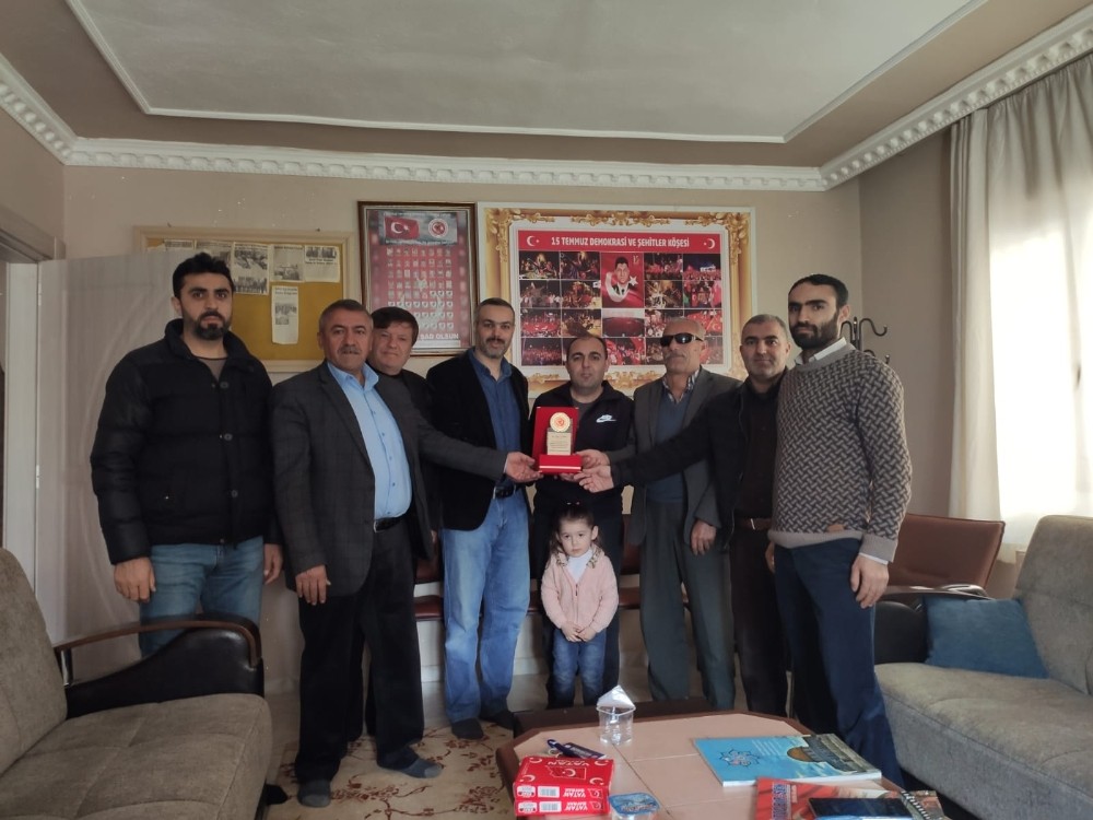Şehit yakınlarından yazar Özmen’e plaket 