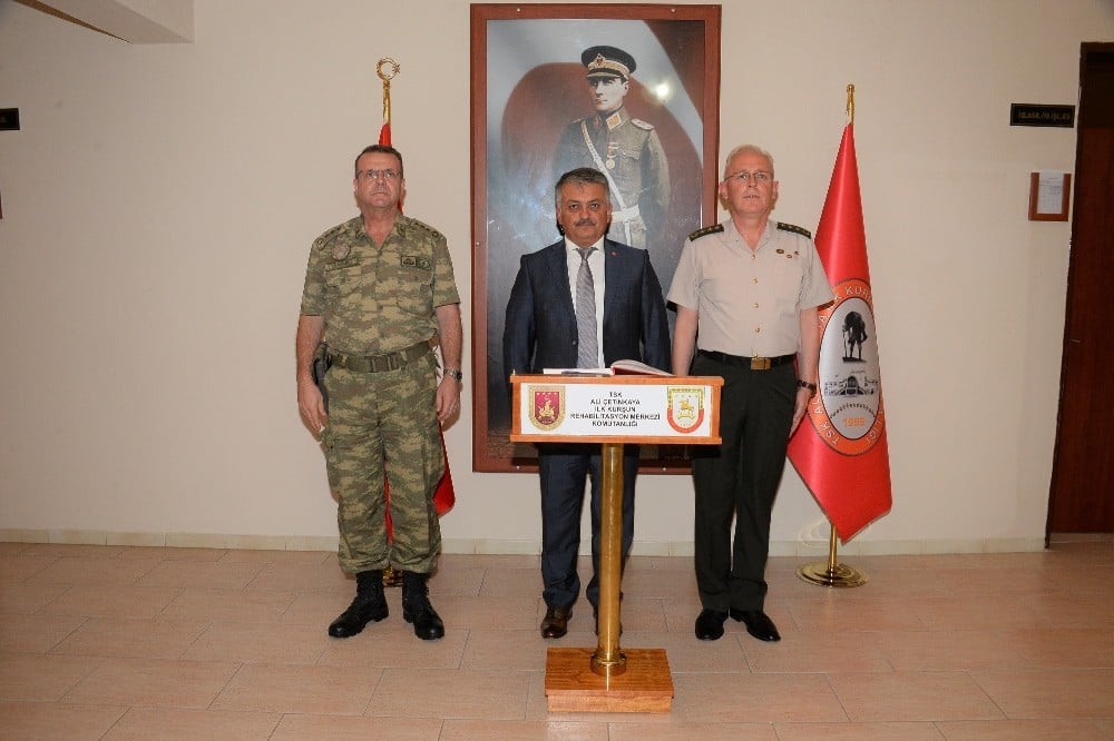 Şehit yakınlarıyla bir araya geldi 