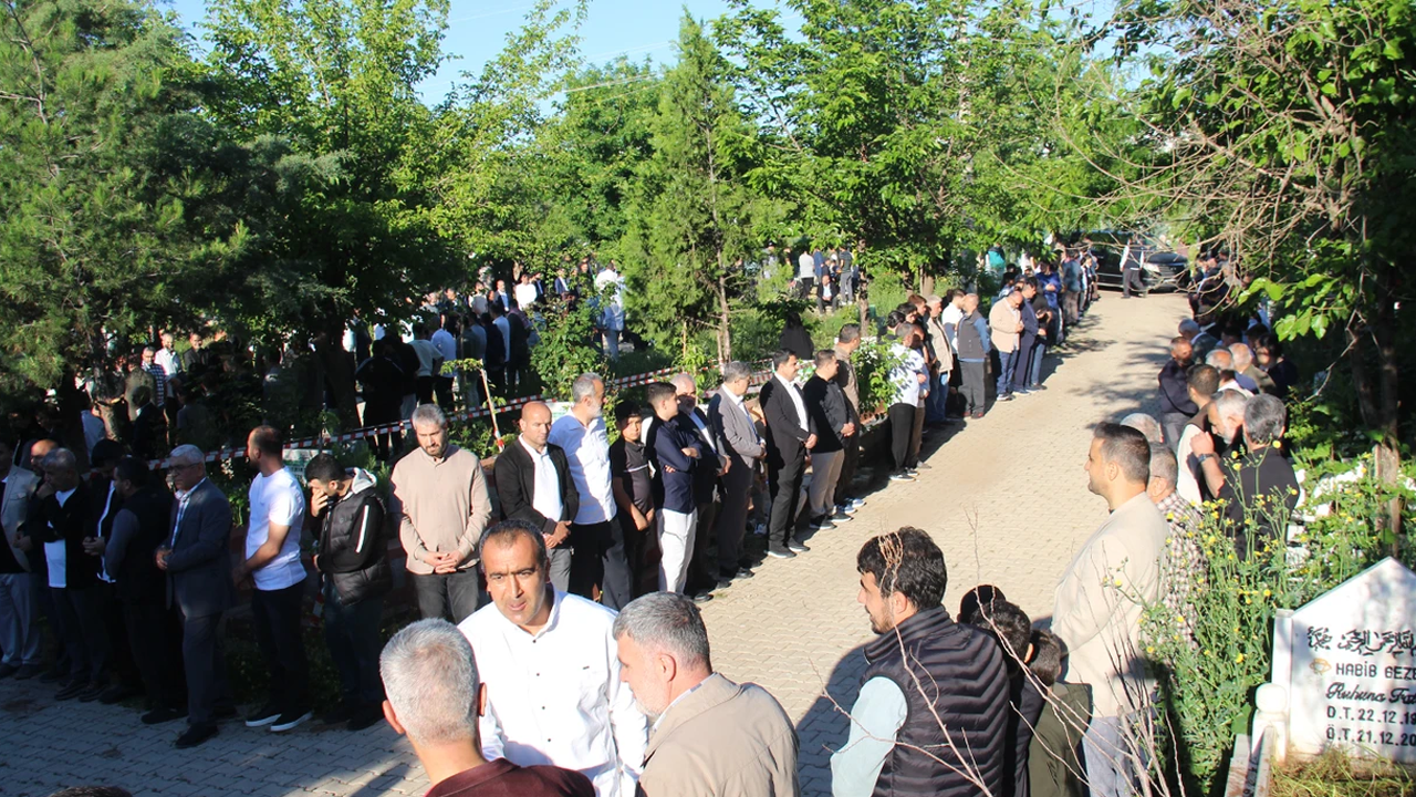 Şehit Yasin Börü ve arkadaşları mezarları başında anıldı