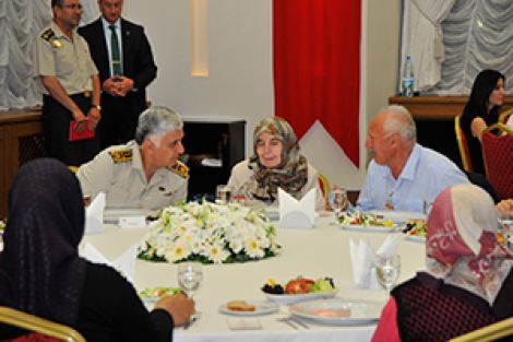 Şehit aileleri ve gazilere iftar verdi