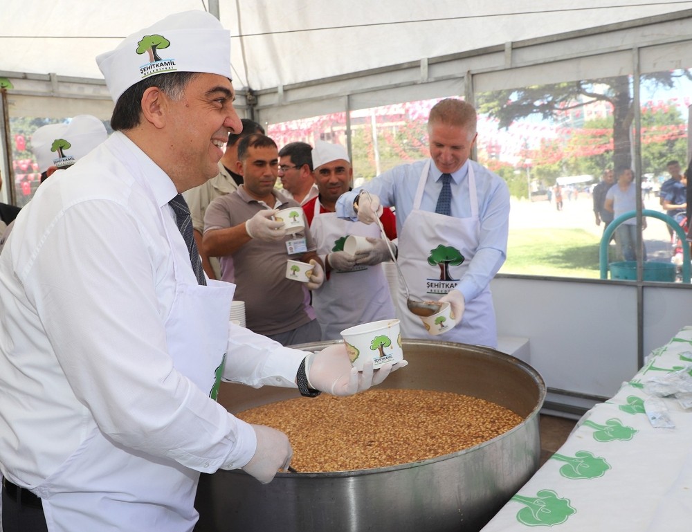 Şehitkamil’de aşure ikramı 