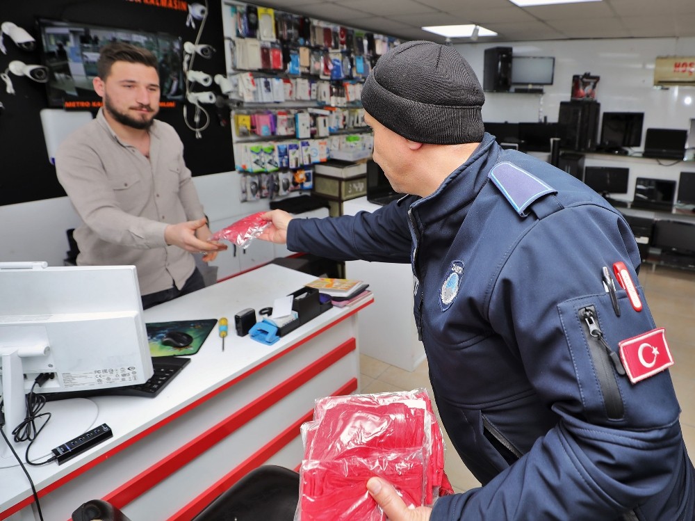 Şehitkamil’de Türk Bayrağı dağıtıldı 