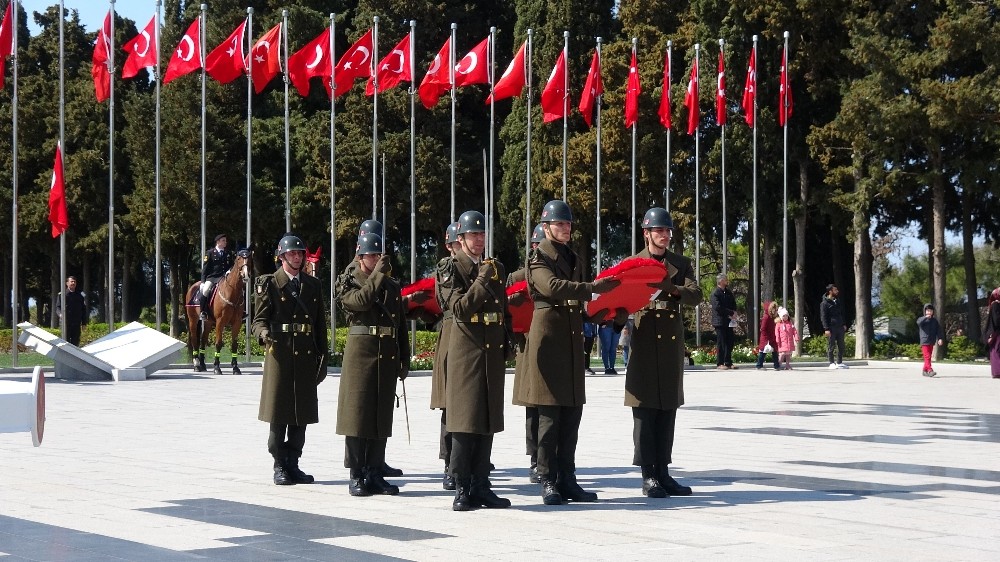 Şehitler Abidesi’nde sade tören 