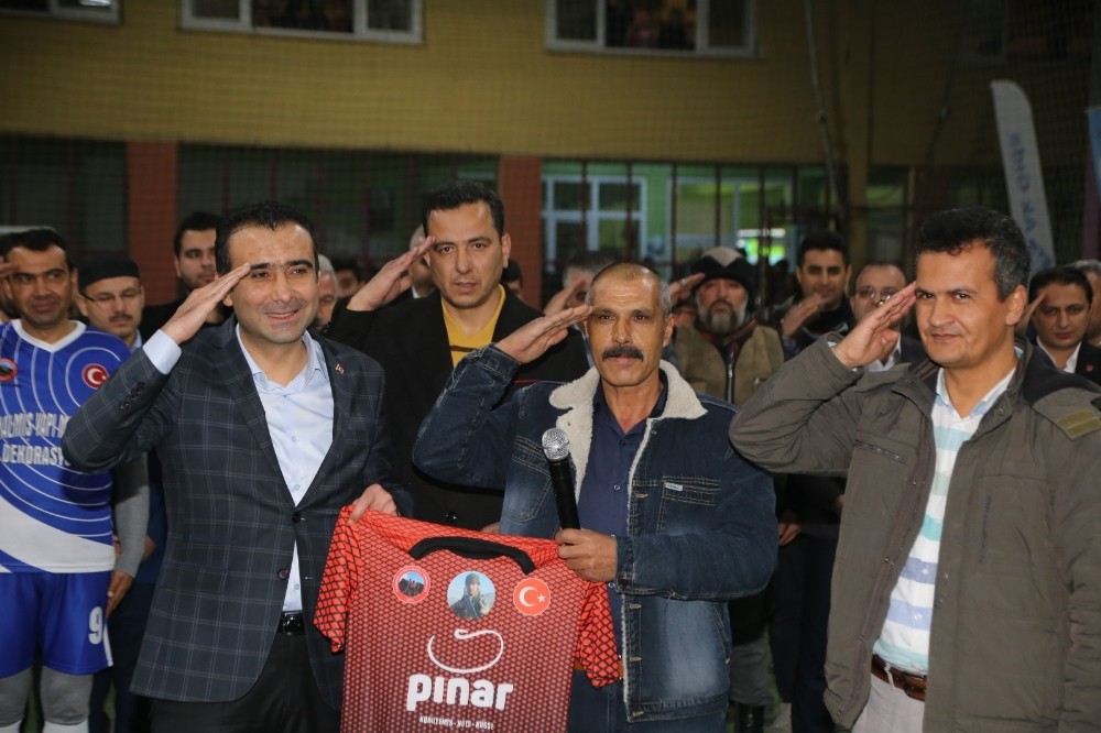Şehitler anısına düzenlenen futbol turnuvasında şehit babası unutulmadı 