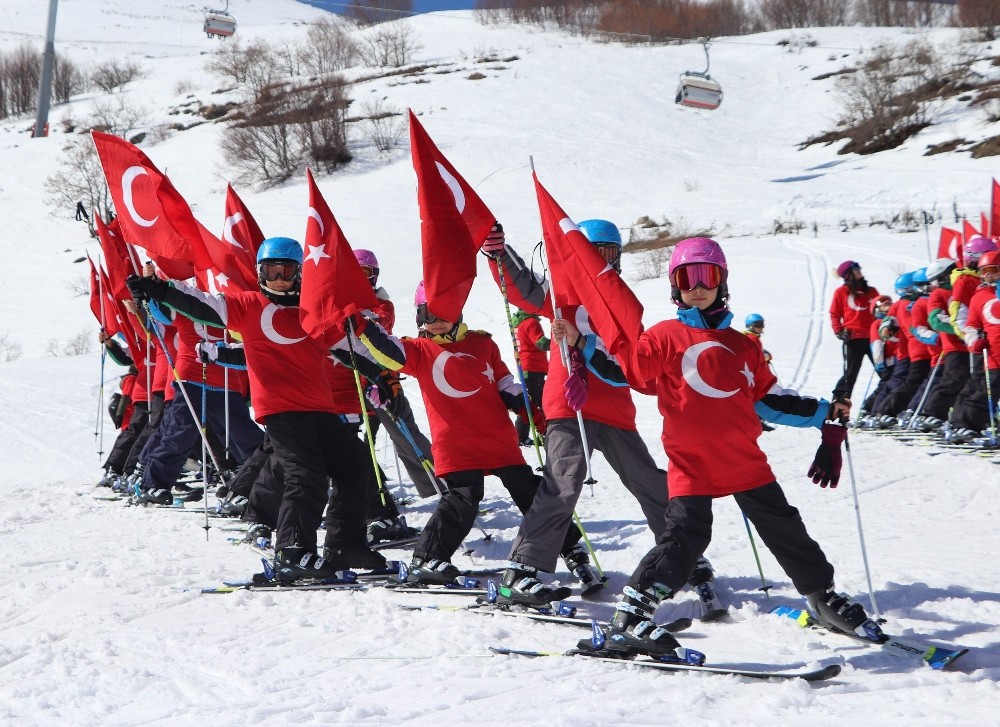 Şehitler için bayraklarla kaydılar 