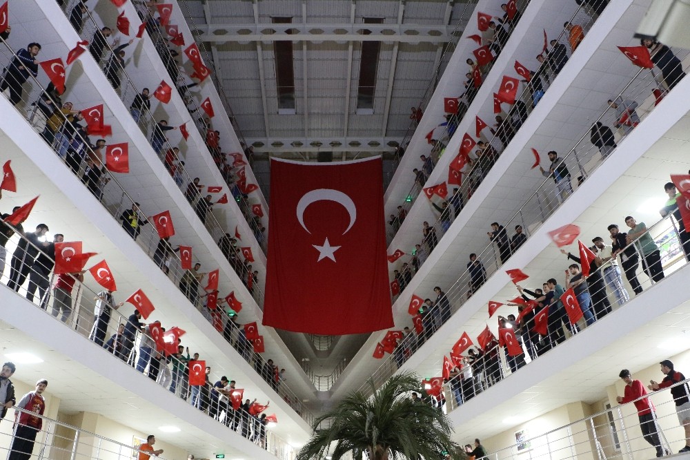 Şehitler için dua edip, Türk Bayrakları ile Mehmetçiğe destek oldular 