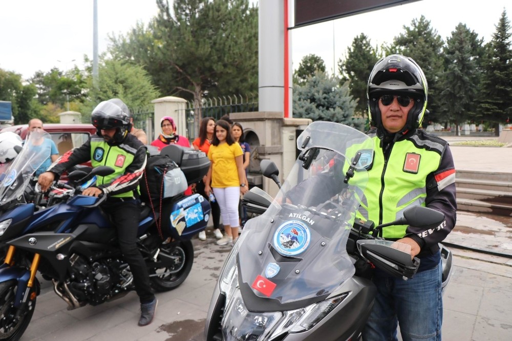 Şehitler için farkındalık oluşturmak için motosikletleriyle Afrika’ya gittiler 