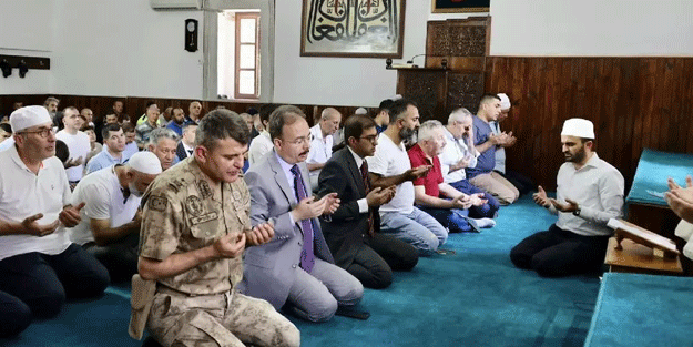 Şehitler için Hakkari'de mevlit okutuldu
