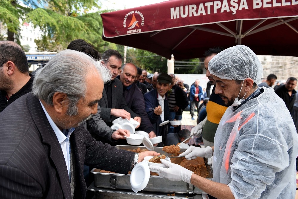 Şehitler için helva ve lokma dağıtıldı 