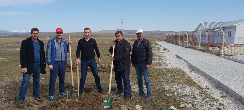 Şehitler için ilçe stadı etrafına ağaç dikildi 