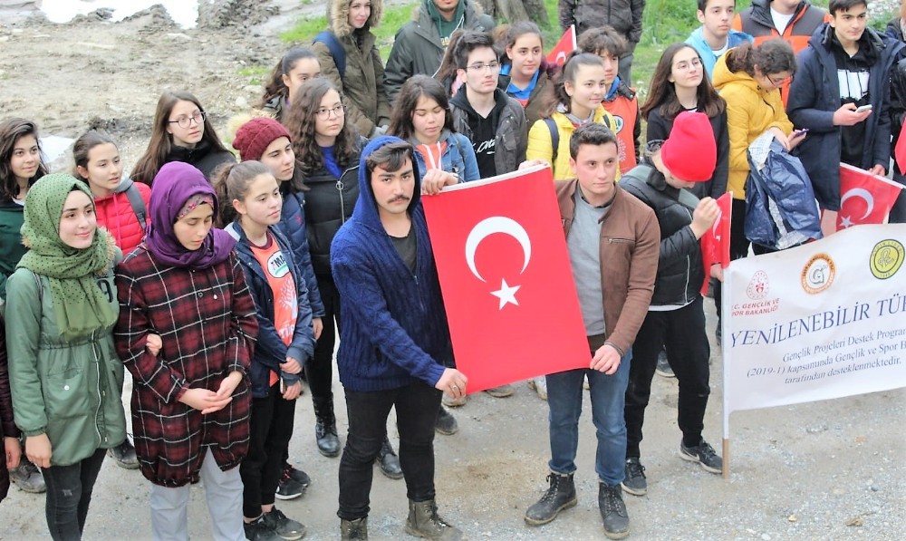 Şehitler için kutsal vatan toprağına fidan diktiler 