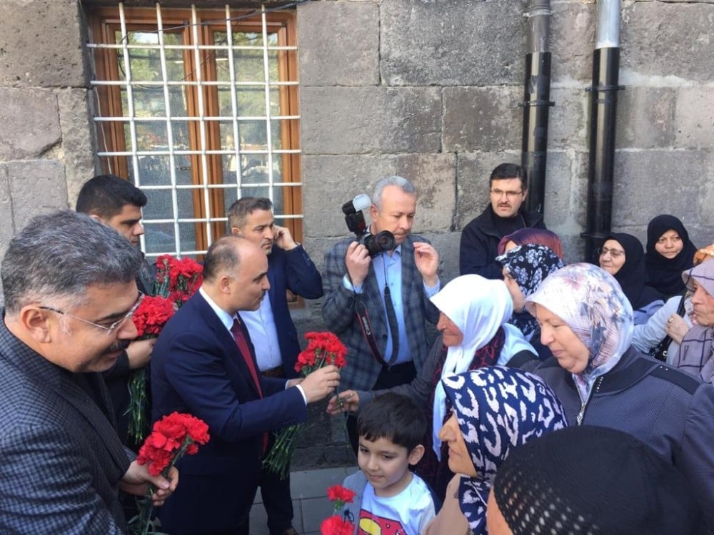 Şehitler için okunan mevlid sonrasında lokma dağıtıldı 