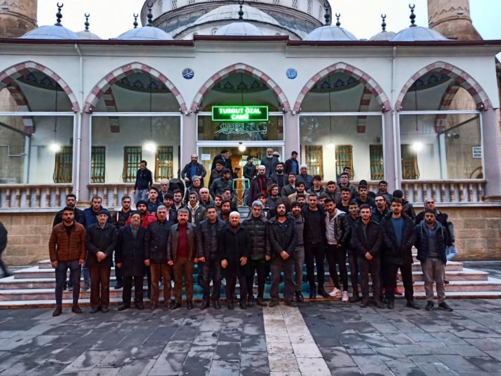 Şehitler için sabah namazında buluştular 