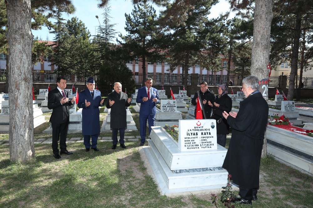 Şehitler kabirleri başında anıldı 