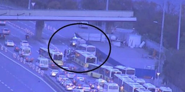 Şehitler Köprüsü'nün girişinde trafik kazası... Trafik felç...