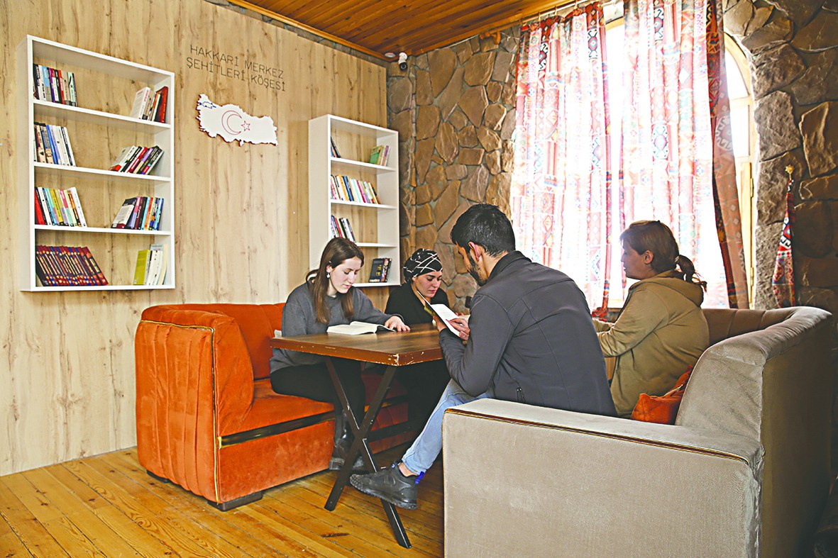 ‘Şehitler köşesi’ne gençlerden yoğun ilgi