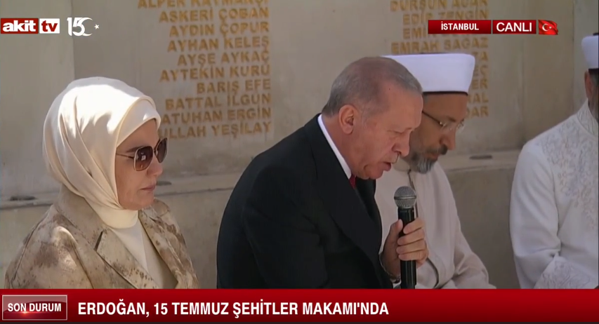 Şehitler Makamı’nda duygu dolu anlar! Elhamdülillah… Cumhurbaşkanından Kur’an tilaveti