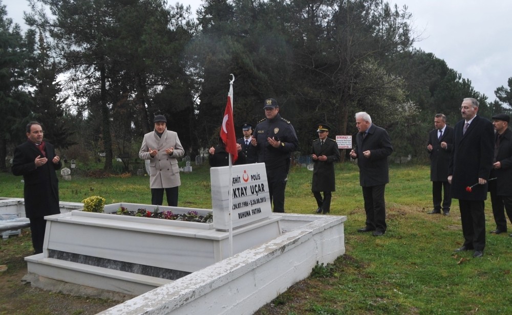 Şehitler sade bir törenle anıldı 