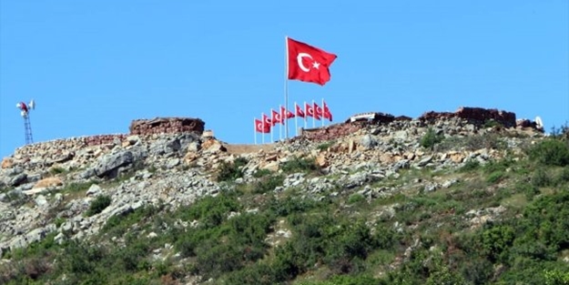 Şehitler Tepesi'ne 9 Türk bayrağı dikildi