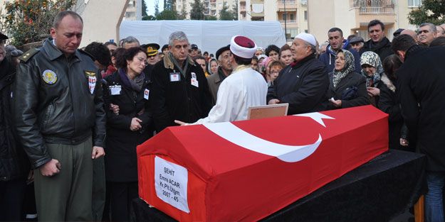 Şehitler memleketlerinde gözyaşlarıyla uğurlandı