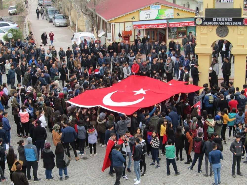 Şehitlere saygı, hain saldırıya tepki yürüyüşü yapıldı 