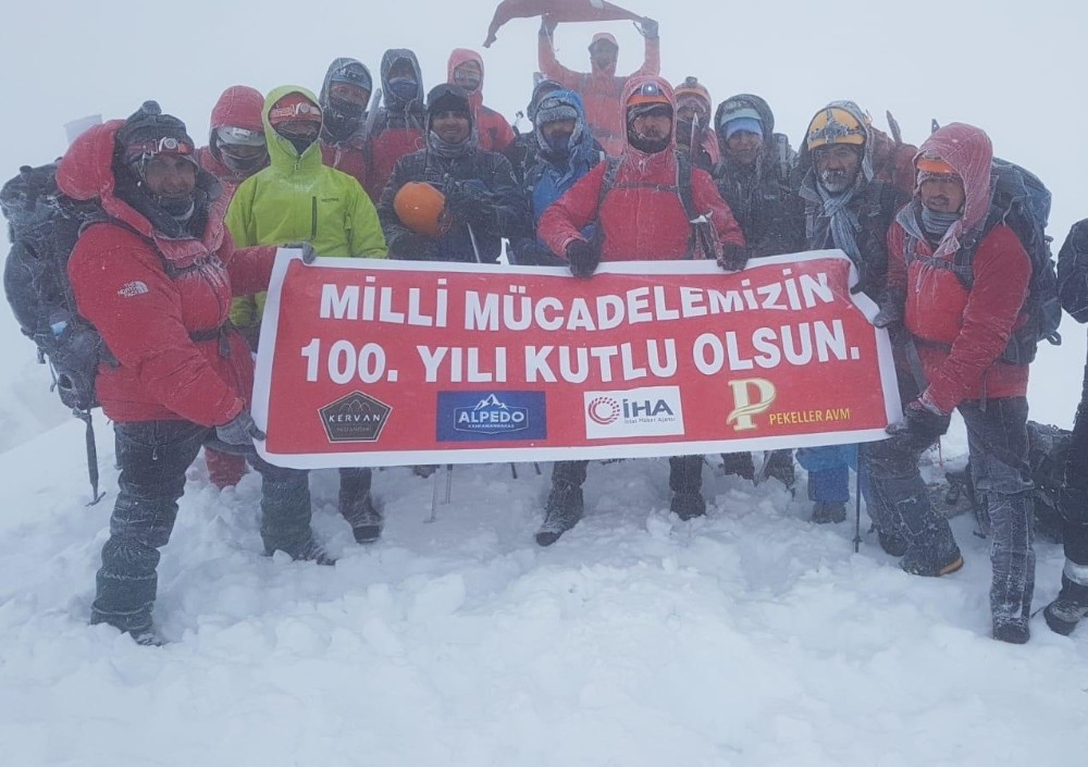 Şehitleri 3 bin 54 metrede andılar 
