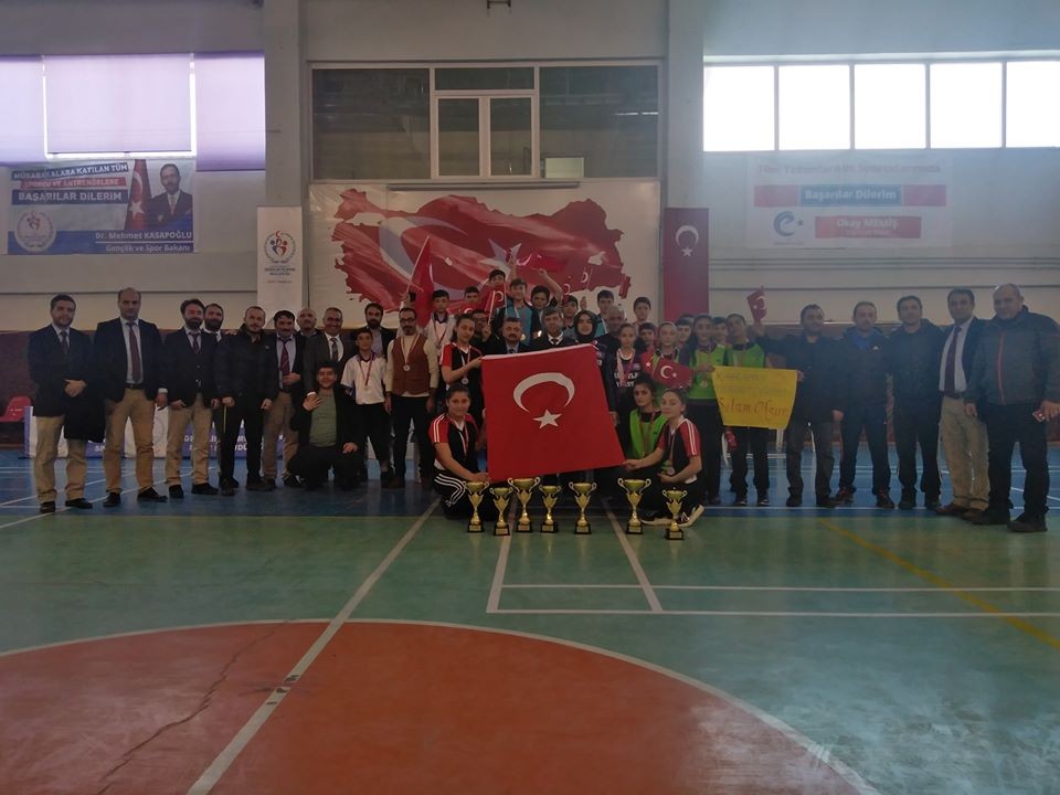 Şehitleri Türk bayrağıyla andılar, Mehmetçiği selamladılar 