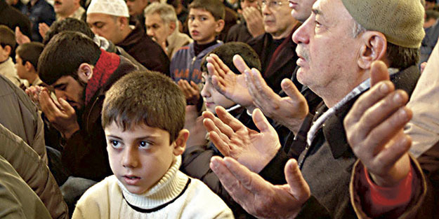 Şehitlerimiz için eller semaya kalktı
