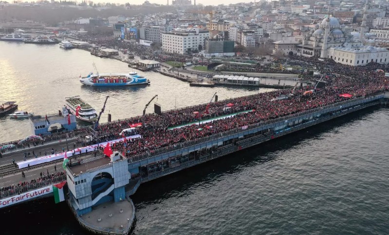 Şehitlerimize rahmet, Filistin'e destek, İsrail'e lanet! On binler Galata'da buluştu