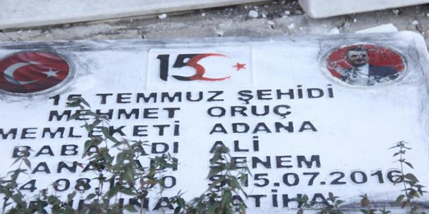 Şehitlerimizin kabrine alçak saldırı: Acılı babanın görüntüleri yürekleri dağladı!